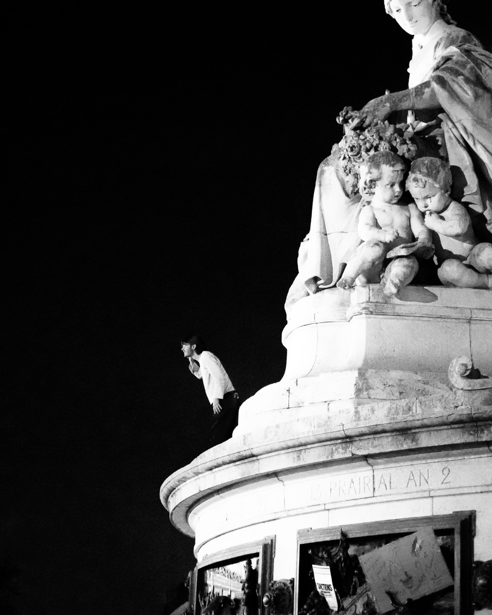 Manifestation à Paris : le monument de la République en noir et blanc, de nuit